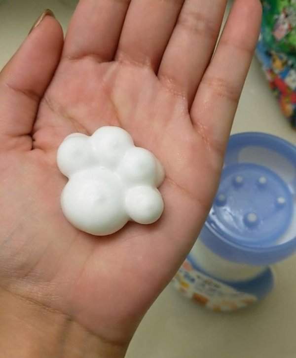 Японцы любят милые штуки, поэтому у них даже дозатор для жидкого мыла в форме лапки