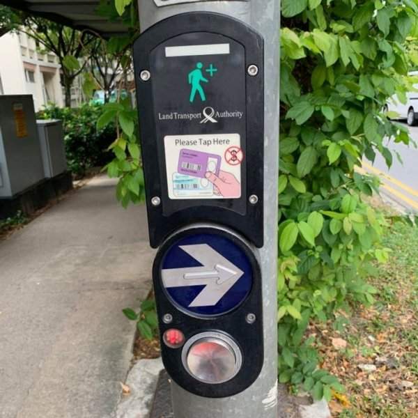 Работу светофора в Сингапуре можно продлить, используя автобусные карты для пожилых людей (старше 65 лет)