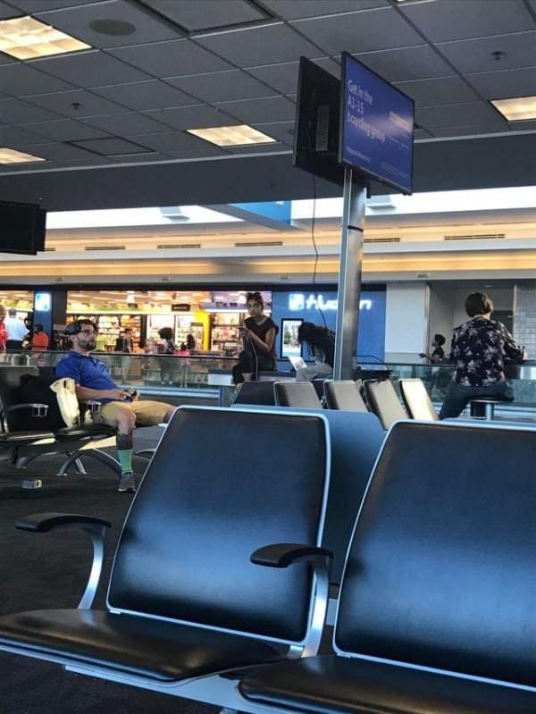 Этот парень узнал, что его рейс перенесли, и просто подключил свою приставку к телевизору