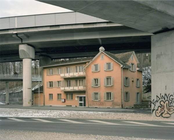 Жилой дом под автомобильным мостом. Цюрих, Швейцария