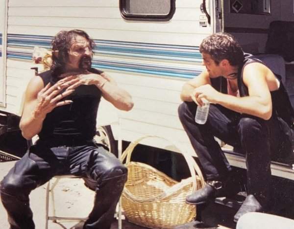 Том Савини и Джорж Клуни болтают в перерыве между съёмками «От заката до рассвета»