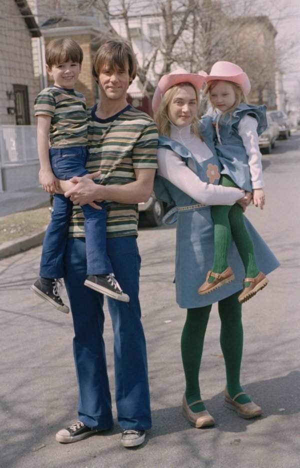 Джим Керри и Кейт Уинслет с маленькими актёрами за кадром «Вечное сияние чистого разума»