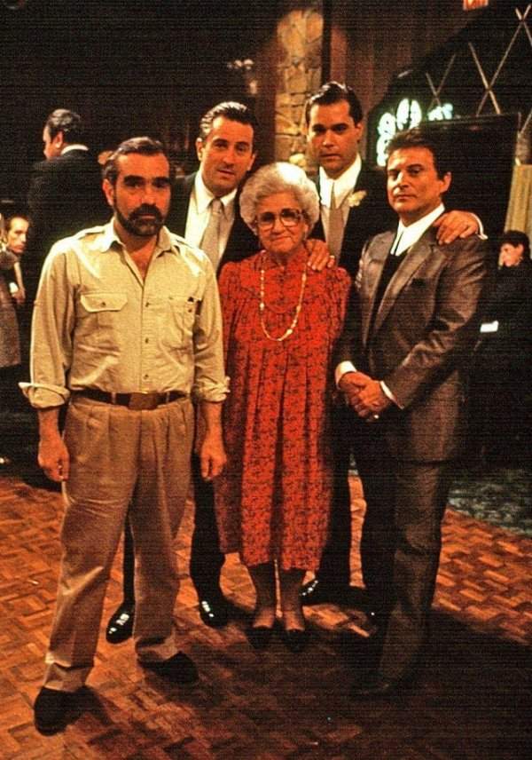 Мартин Скорсезе, его мать, Роберт Де Ниро, Рэй Лиотта и Джо Пеши на съёмках «Славных парней»