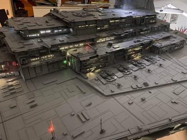 Поклонник &quot;Звездных войн&quot; больше трех тысяч часов создавал гигантский корабль