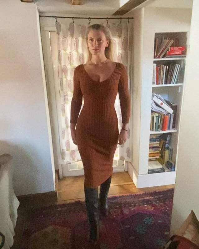 Дочь Дэниела Крейга Элла Лаудон в коричневом платье