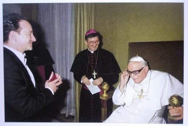 Папа Иоанн Павел 2 примеряет очки музыканта Боно. Ватикан, 1999 год.