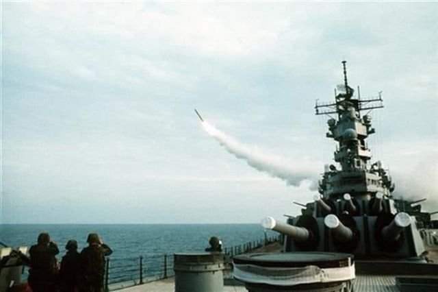 Запуск ракеты BGM-109 &quot;Томагавк&quot; по целям в Ираке с американского линкора &quot;Миссури&quot;. 18 января, 1991 года.