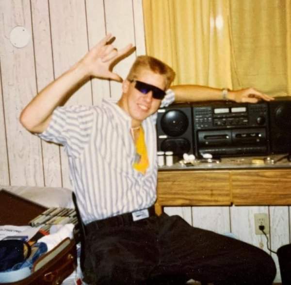 «Мой отец в своей первой квартире,1989 год»