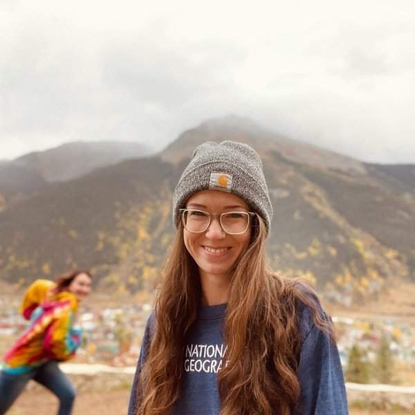 Моя девушка хотела сделать милый снимок на фоне осенних красок гор, и моя сестра решила сделать снимок интересней