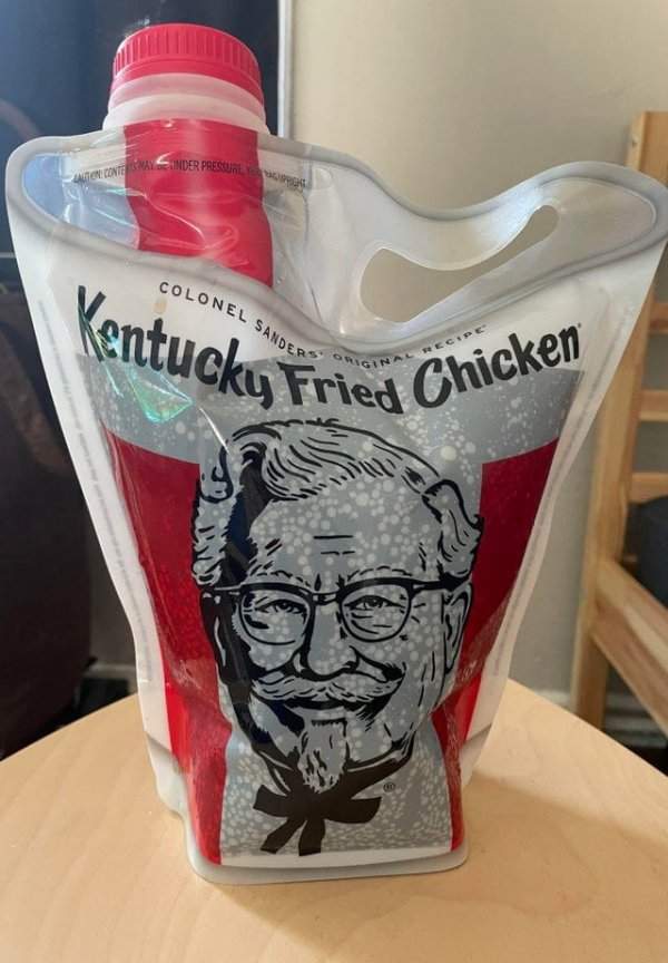 Заказал самый большой напиток в KFC, и мне доставили его вот в таком специальном пакете