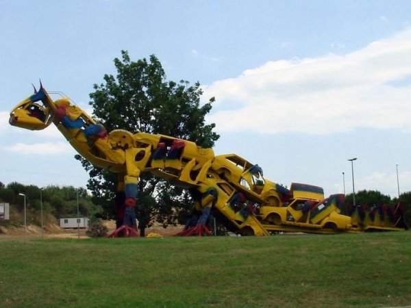 «В моем городе (Террасса, Испания) есть скульптура динозавра, сделанная из старых автомобилей»