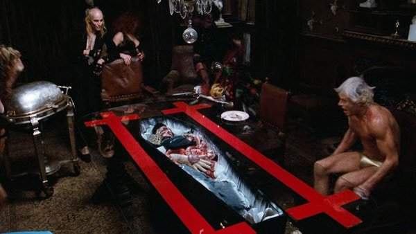 В фильме «Шоу ужасов Рокки Хоррора» актёры были искренне шокированы появлением трупа под стеклянным столом.