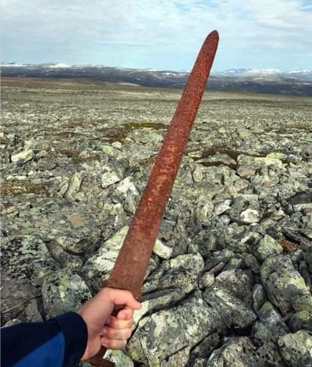 Охотники в горах Норвегии обнаружили меч викингов, которому по меньшей мере 1 100 лет
