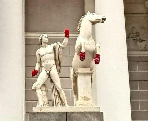 &quot;Нарушение по-питерски&quot;: мужчины в центре города надели памятникам красные варежки