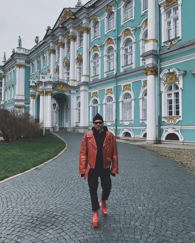 Стилист Александр Рогов гуляет по Петербургу в странной обуви
