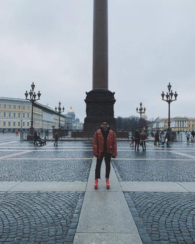 Стилист Александр Рогов гуляет по Петербургу в странной обуви