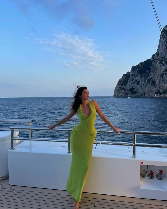 Кендалл Дженнер - самая молодая миллиардерша в истории в зеленом платье на яхте