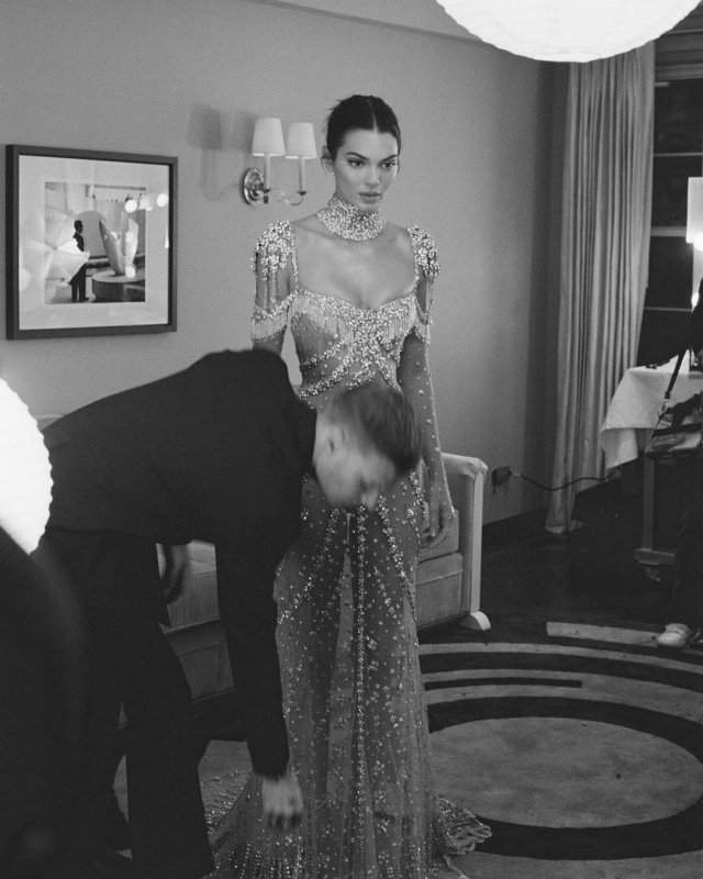 Кендалл Дженнер - самая молодая миллиардерша в истории в золотом голом платье