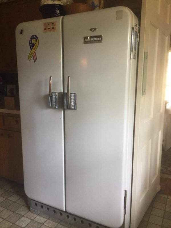 Бабушка до сих пор пользуется холодильником 40-х годов прошлого века