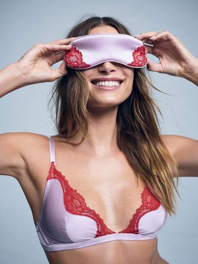 Хейли Бибер стала лицом бренда «Victoria’s Secret» в нижнем белье и маске на глаза