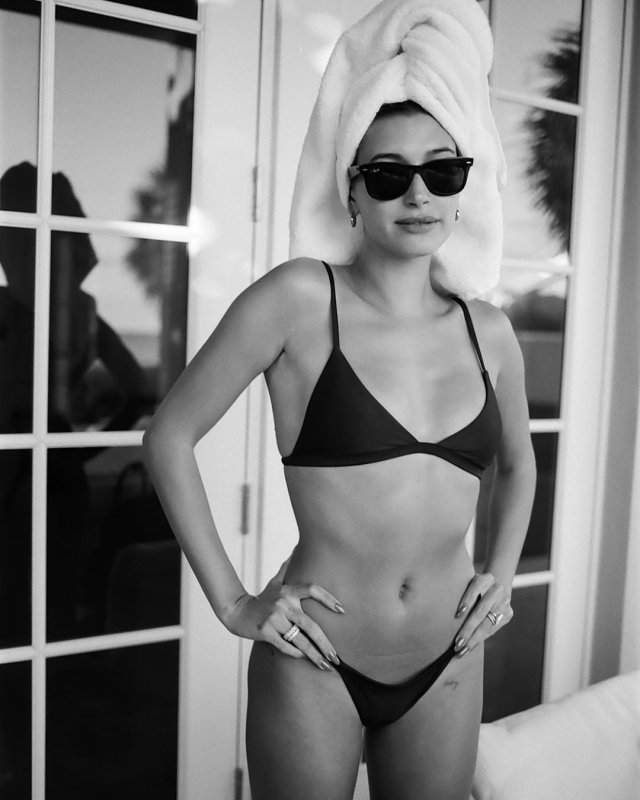 Хейли Бибер стала лицом бренда «Victoria’s Secret»в черном купальнике