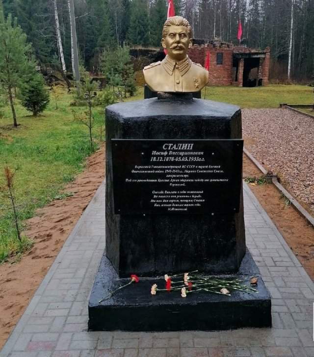 В Тверской области появился бюст Иосифу Сталину, который освятил настоятель местного храма