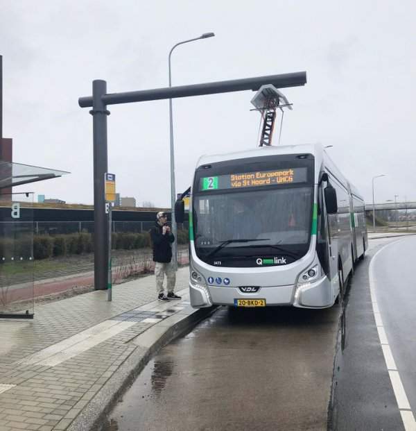 По дорогам ездят электрические автобусы, которые быстро подзаряжаются на остановках
