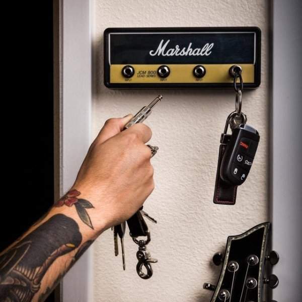 Держатель для ключей в виде гитарного усилителя и брелоки, которые «подключаются» к нему