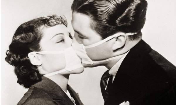 Актёры Стэнли Морнер и Бетти Фернесс репетируют любовную сцену в масках, 1937 год