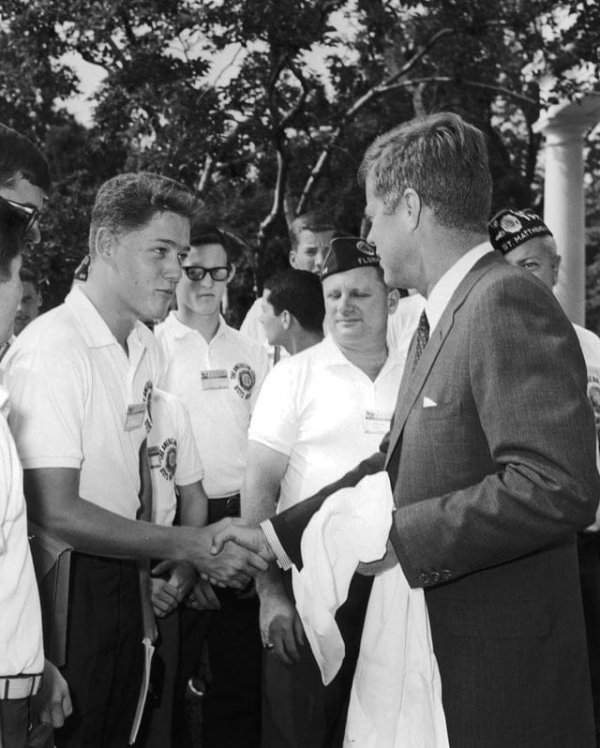 16-летний Билл Клинтон обменивается рукопожатием с Джоном Кеннеди, 1963 год