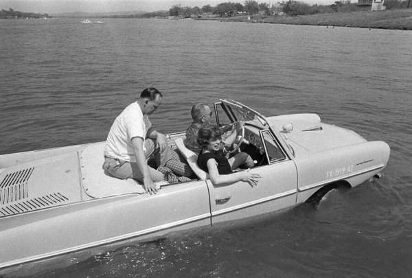 Президент США Линдон Б. Джонсон едет на немецком плавающем автомобиле Amphicar по озеру на своём ранчо в Техасе, 1965 год