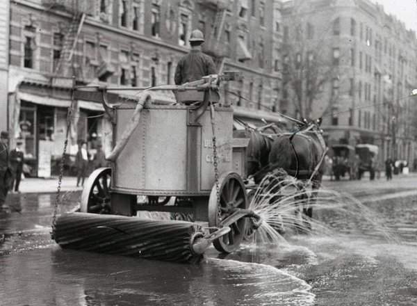 Машина-мойщик дорог в 1905 году