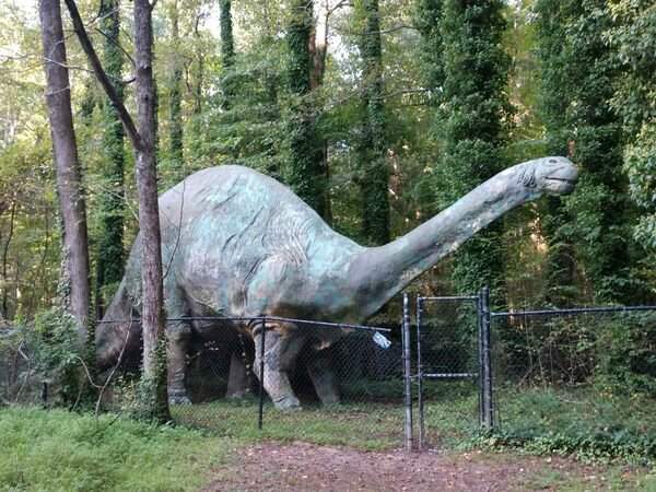 Что осталось от неработающего парка с динозаврами в Северной Каролине, США