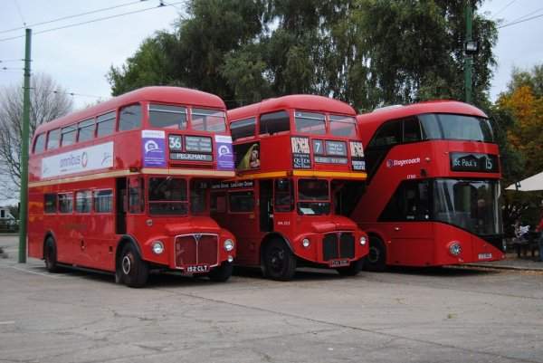 Два поколения знаменитых лондонских двухэтажных автобусов