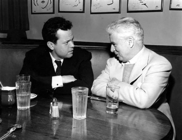 Режиссёр Орсон Уэллс и Чарли Чаплин обедают вместе, 1947 год