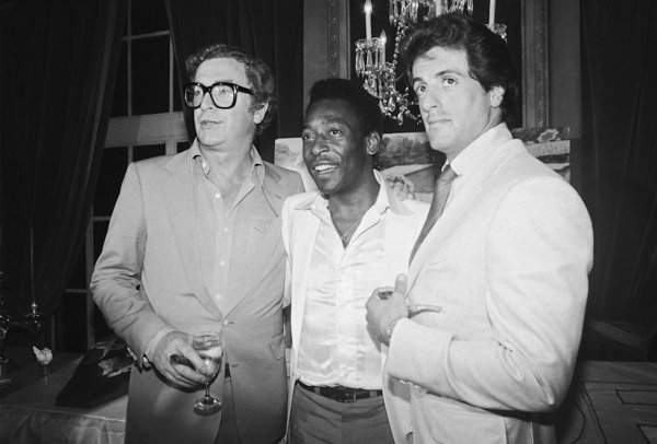 Майкл Кейн, Пеле и Сильвестр Сталлоне на премьере фильма с их участием «Бегство к победе» (1981)