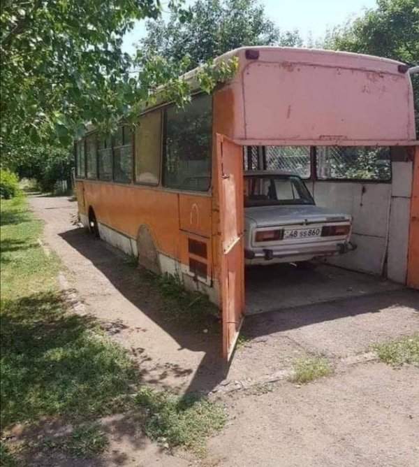 Обычный гараж в России