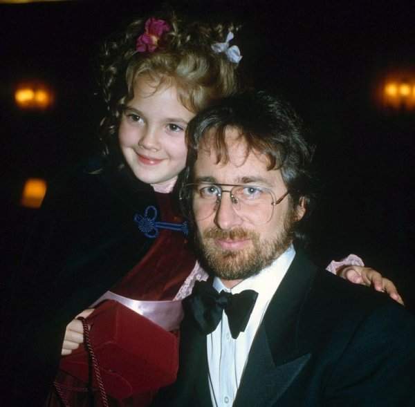 Малышка Дрю Бэрримор со своим крестным отцом Стивеном Спилбергом, 80-е годы