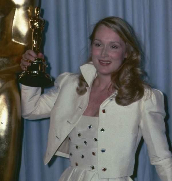 30-летняя Мерил Стрип со статуэткой «Оскар», полученной в 1979 году за лучшую женскую роль в фильме «Крамер против Крамера»