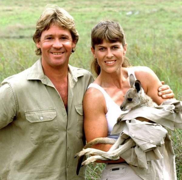 Наш любимый охотник на крокодилов Стив Ирвин со своей женой Терри и новорожденным кенгуренком, 2002 год