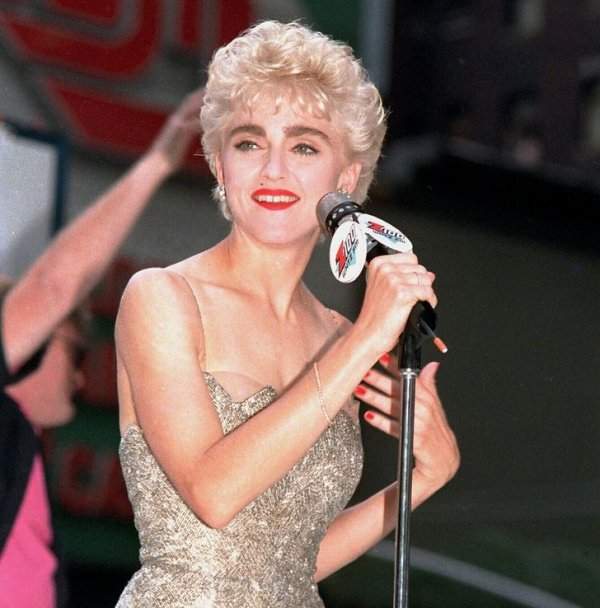 На данном фото Мадонну не так-то просто узнать. Выступление на Таймс-сквер в 1987 году