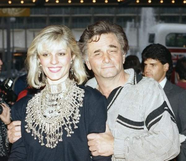 Детектив Коломбо в стильном свитере на премьере фильма «Иштар» вместе с красавицей-женой, 1987 год