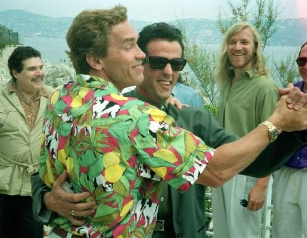 Арнольд Шварценеггер и Сильвестр Сталлоне весело проводят время в Каннах, 1990 год