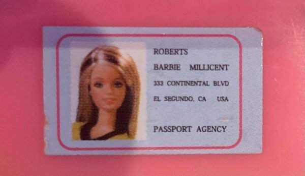 В игрушечной машине моей жены со времён её детства были права на имя Барби