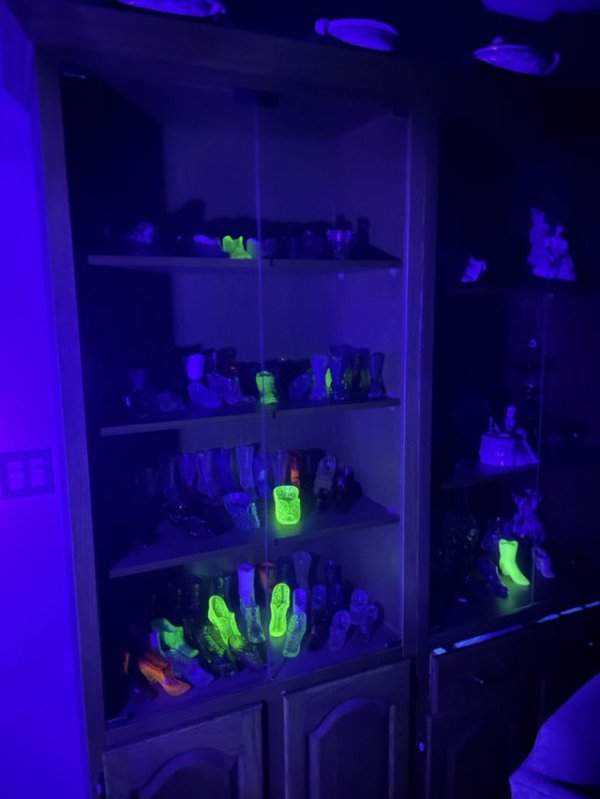 Включил ультрафиолетовый свет и благодаря нему случайно выяснил, что некоторые стеклянные туфельки из коллекции моей бабушки сделаны из урана
