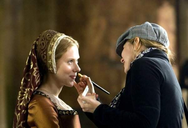Скарлетт Йоханссон гримируют между съемками фильма «Еще одна из рода Болейн» (2008)