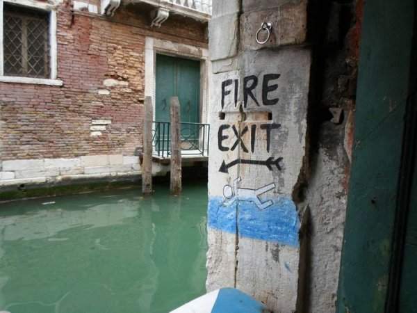 Пожарный выход в Венеции