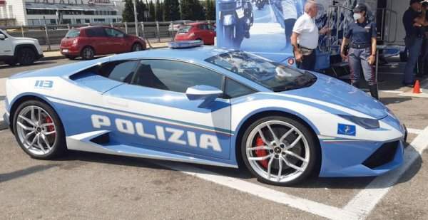 Здесь встречаются полицейские машины Lamborghini