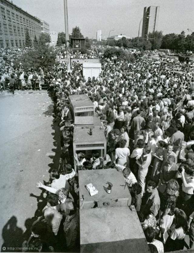 У офиса «МММ» на Варшавском шоссе. Москва, СССР, 1990-е.