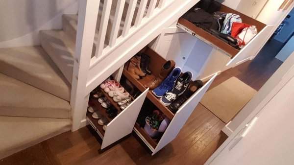 Сделали ящики для хранения обуви прямо под лестницей